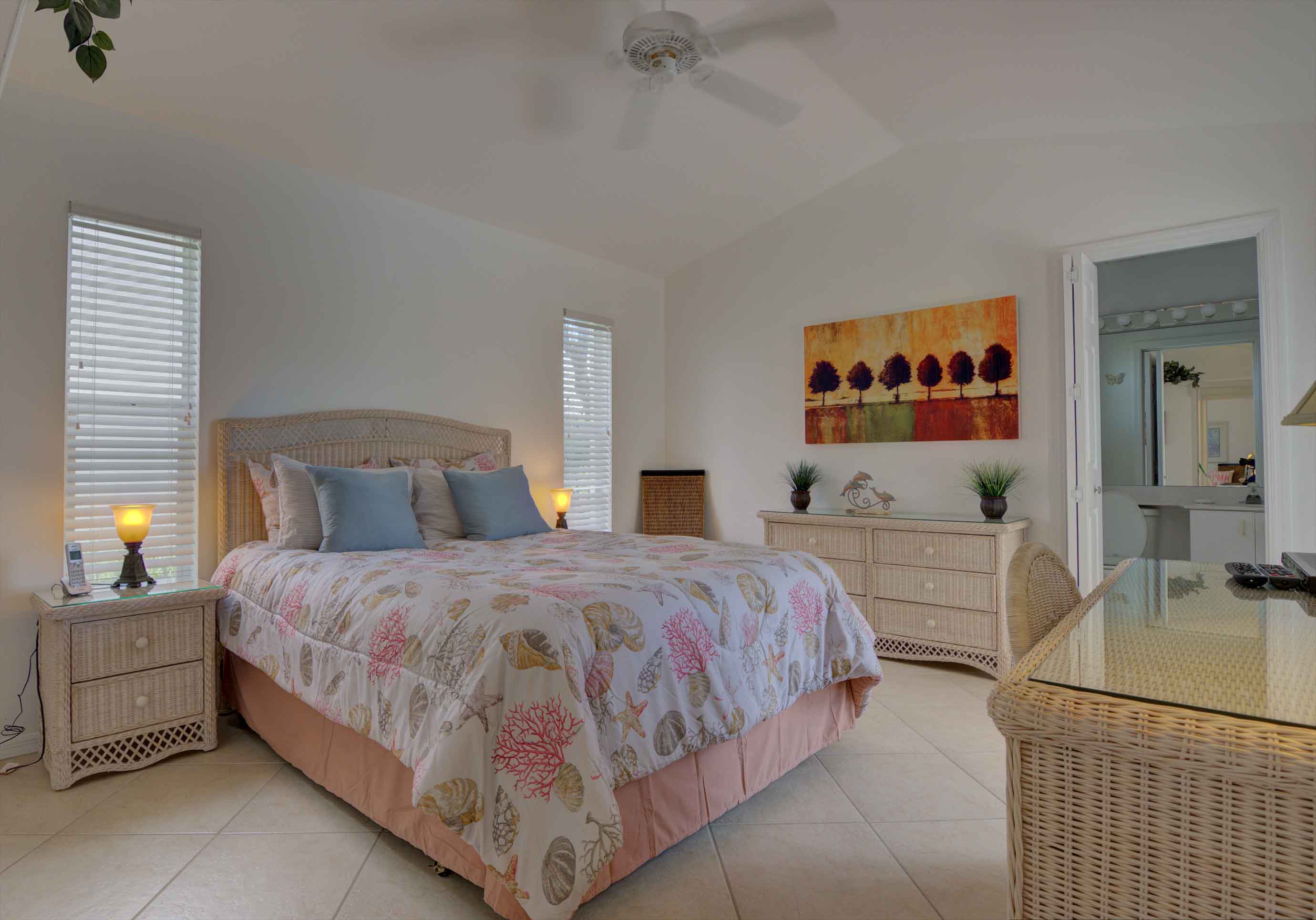 queen bedroom2